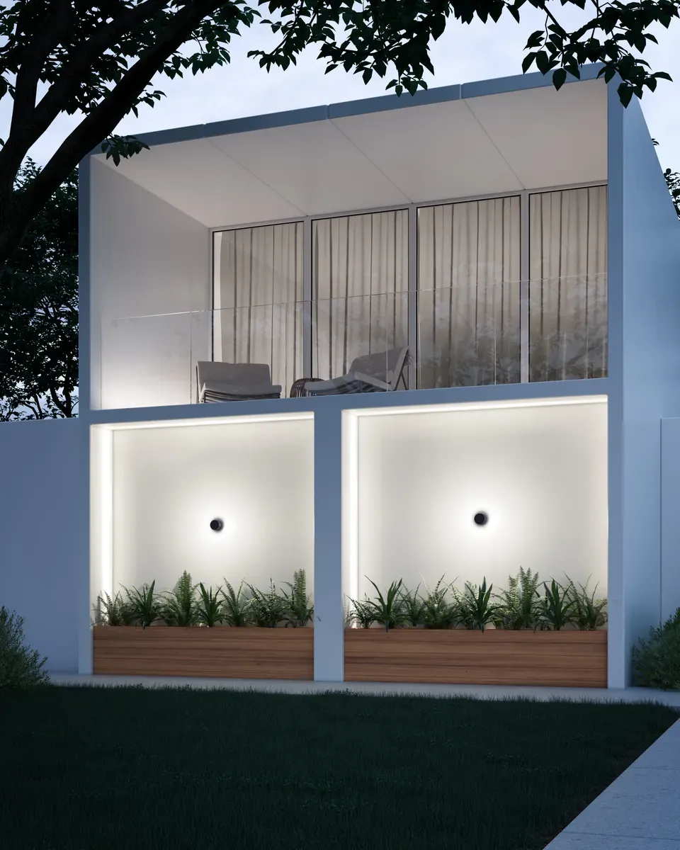Fachada arquitectónica iluminada con apliques verticales al anochecer
