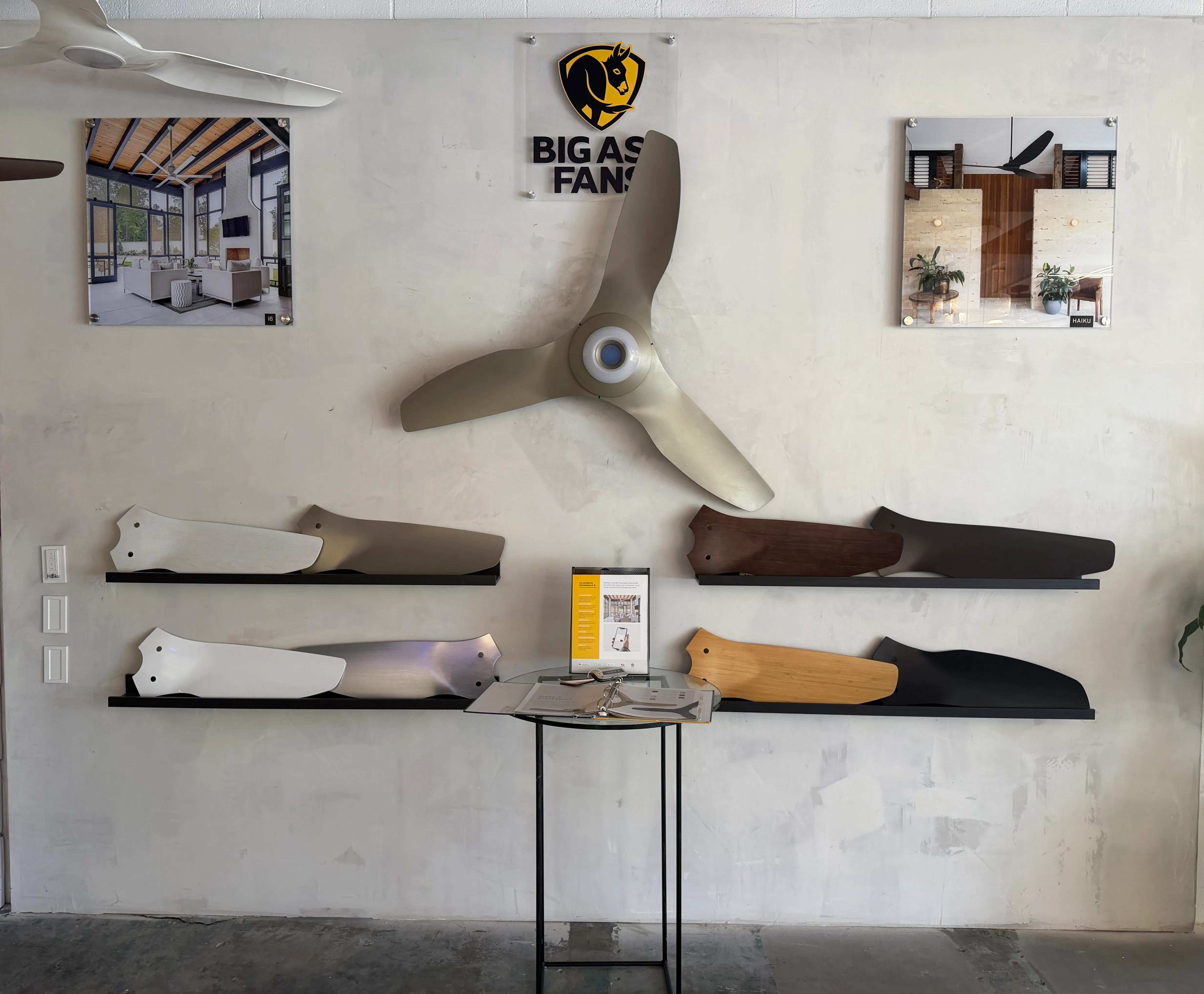 Exhibición de Big Ass Fans en el showroom de Fan Diego en Rancho Mirage, con aspas en distintos acabados y un ventilador Haiku montado.