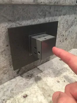 Contacto Pop-Out de Legrand adorne desplegado para conectar