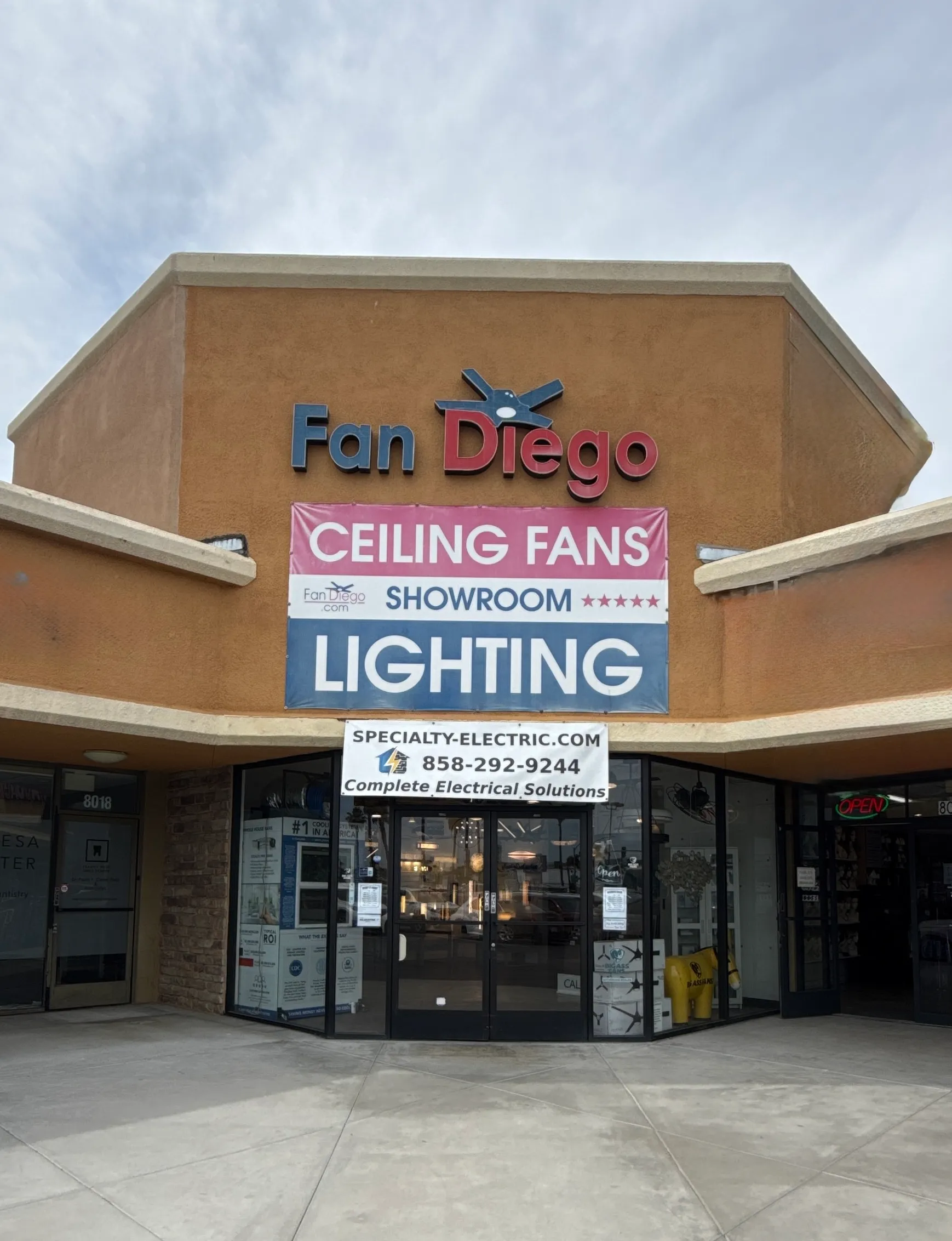Showroom de Fan Diego en San Diego: tienda física de ventiladores de techo e iluminación en 8020 Clairemont Mesa Blvd.
